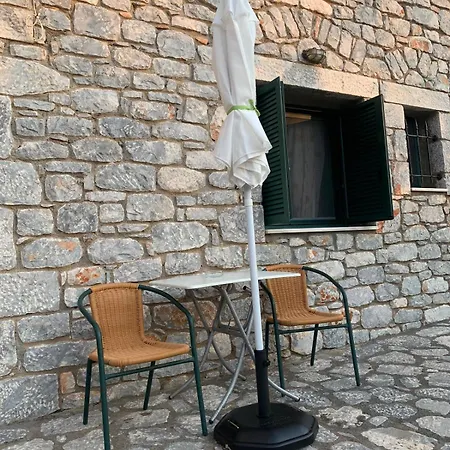 Vatoulia House Néon Oítilon