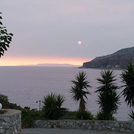 アパートホテル Vatoulia House Néon Oítilon